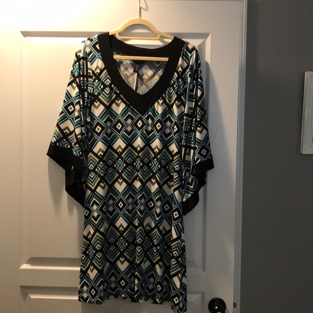 A-line Geometric dress with flare sleeves.